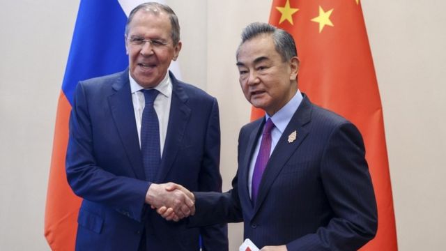 وزير الخارجية الروسي سيرجي لافروف ونظيره الصيني وانغ يي