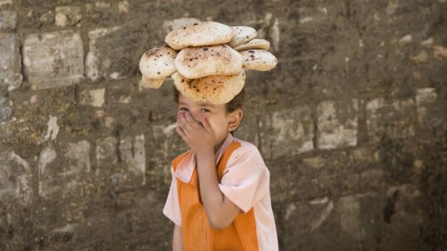 يبلغ عدد المواطنين المستحقين للخبز المدعم والمسجلين على بطاقات التموين في مصر نحو 71 مليون مواطن حسب الإحصاءات الرسمية