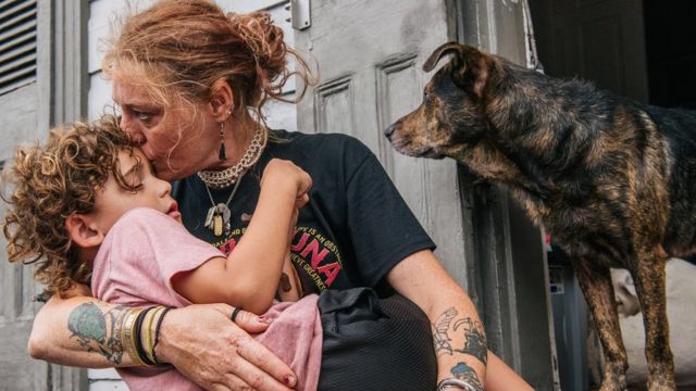 Mama dey comfort her grandpikin as di storm bin dey near New Orleans