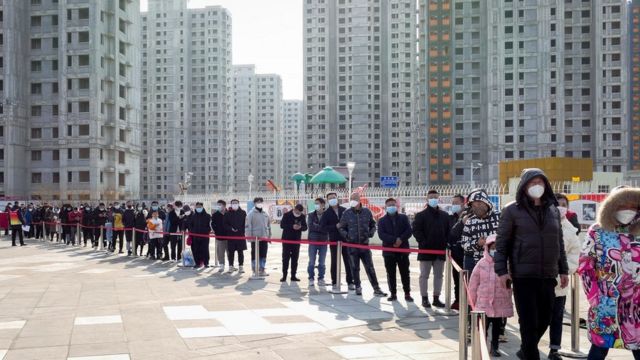 Жители Тяньцзиня выстроились в очереди на тестирование