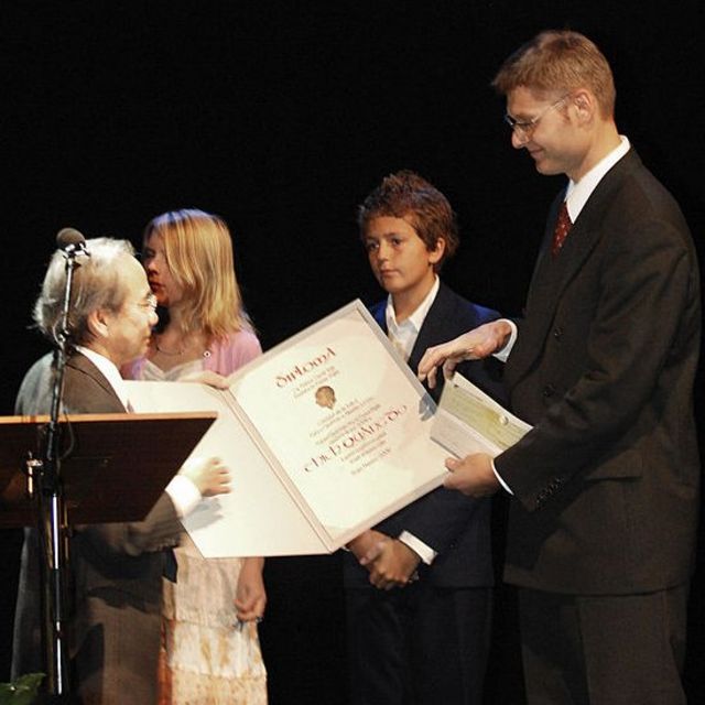 Nhà báo Võ Văn Ái thay mặt Hòa thượng Thích Quảng Độ nhận giải thưởng Thorolf Rafto của Na-Uy vào 2006