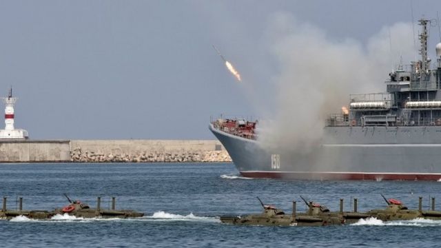 クリミアで開かれた祝賀式典に参加したロシア軍の艦船と水陸両用車(先月31日)