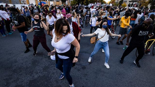 數千人聚集在白宮附近的「黑人的命也是命」廣場，人們在十字路口跳舞