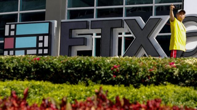 Logo FTX na krytym stadionie w Miami.
