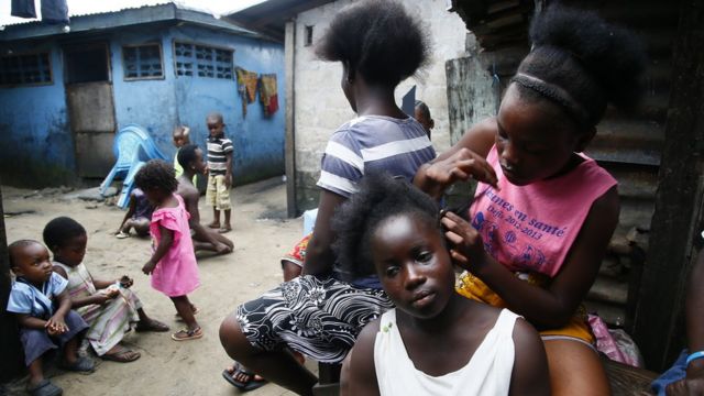Niñas en un barrio pobre de Liberia