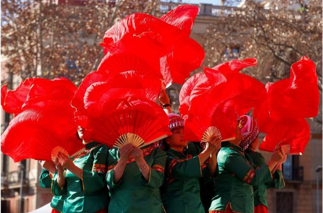 中国艺术家在西班牙东北部巴塞罗那举行的中国农历新年游行中表演。