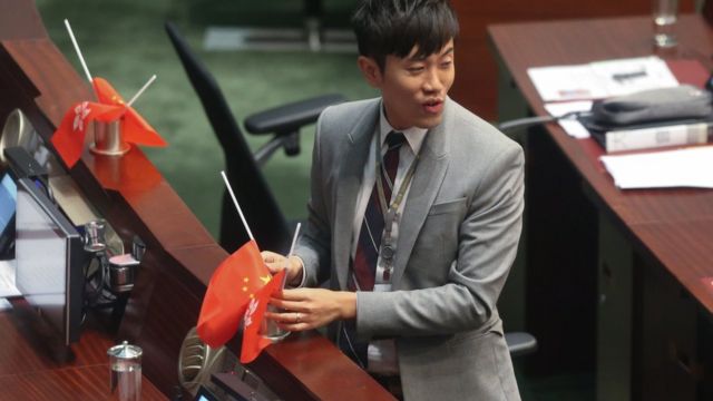 郑松泰2016年把建制派议员桌上的中国国旗和香港区旗倒插，被法庭罚款，他去年就事件致歉，指自己的"表达方式确实不对"。