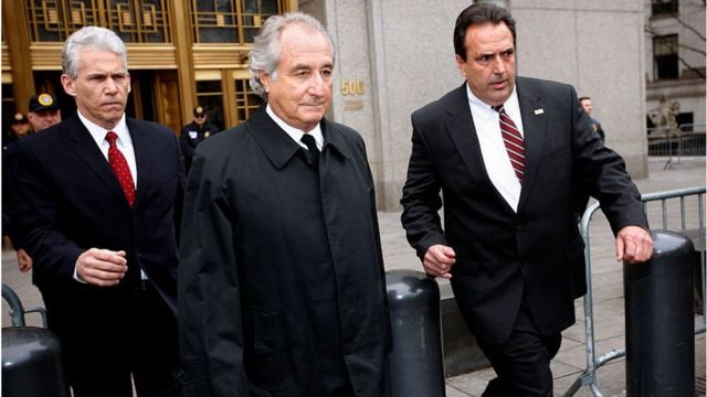 Bernard Madoff sale del tribunal federal de Nueva York, en 2009