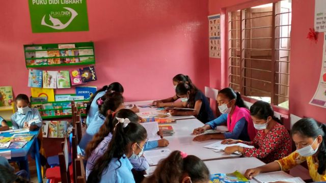 पुकु दिदी फाउन्डेसनद्वारा स्थापित पुस्तकालयमा बालिकाहरू।
