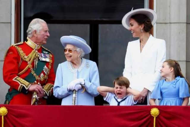 女王、查尔斯王储和其他担任皇室职务的王室成员在白金汉宫阳台上阅兵，观看飞行表演