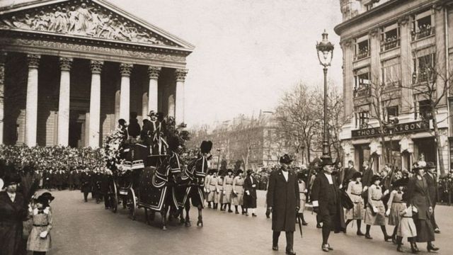 O cortejo fúnebre de Sarah Bernhardt reuniu 30 mil pessoas nas ruas de Paris.