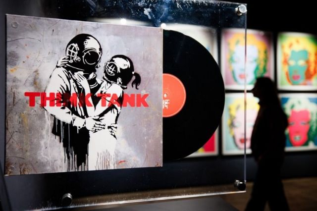 обложка виниловой пластинки Blur "Think Tank", нарисованная  Бэнкси