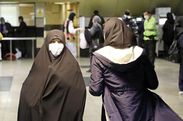 ضابطان حجاب در یک ایستگاه مترو