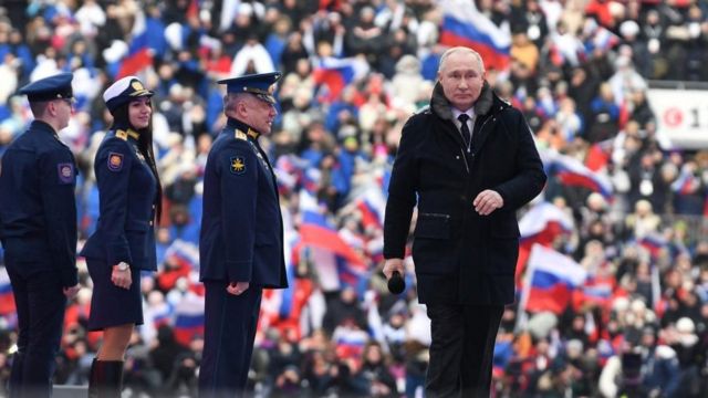 ولادیمیر پوتین رئیس جمهور روسیه در کنسرتی در استادیومی در مسکو روی صحنه دیده می‌شود، ۲۲ فوریه ۲۰۲۳