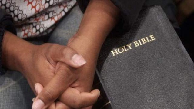 Mutum dauke da littafin bible