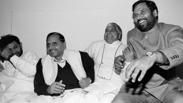 (तस्वीर में बाएं से दाएं की ओर) साल 1995 में नई दिल्ली में एक मीटिंग के बाद फुर्सत के पल गुज़ारते जनता दल के नेता शरद यादव, मुलायम सिंह यादव, लालू यादव और रामविलास पासवान.