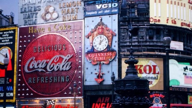 Una imagen de los famosos anuncios publicitarios de Picadilly Circus, en Londres, en los años 60.