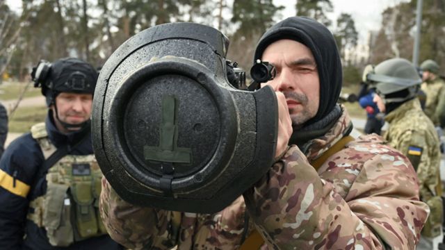 روسيا وأوكرانيا: ما هي الأسلحة التي تمنحها المملكة المتحدة لأوكرانيا؟