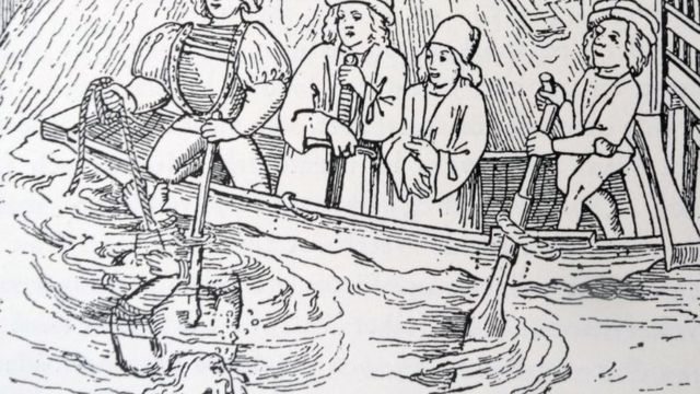 Impressão em xilogravura representando o afogamento como forma de punição durante o século 15na Suíça. Datada do século 15