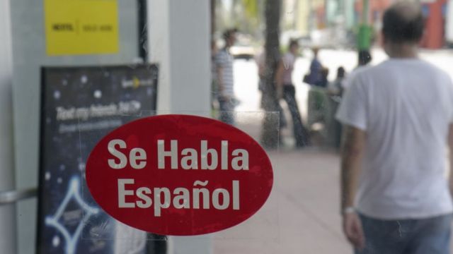 Una calcomanía pegada en una vitrina dice "Se Habla Español".
