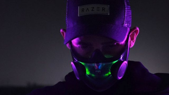 口罩內建的RGB三原色光能提供不同顏色組合的光線照亮嘴部（Credit: RAZER）