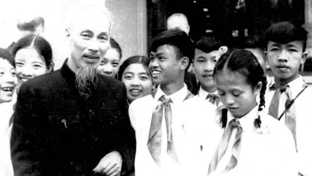 Trần Tiến Đức thuở nhỏ chụp hình với ông Hồ Chí Minh