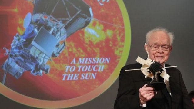 Astrophysicist Dr Eugene Parker wit a model of di Parker Solar Probe