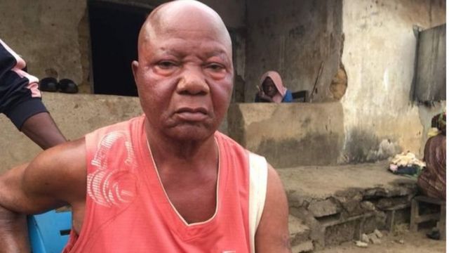 Frank Okoro nourrit ses nombreux hôtes avec son salaire et les revenus tirés de ses plantations de cacao et de manioc.