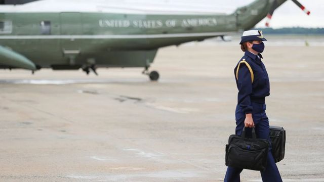 Una asistente militar de EE.UU. lleva la "pelota de fútbol nuclear" con códigos de lanzamiento nuclear.