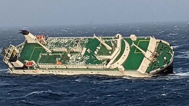 غرق سفينة إماراتية في الخليج وإيران تنقذ العشرات من أفراد الطاقم - BBC News عربي