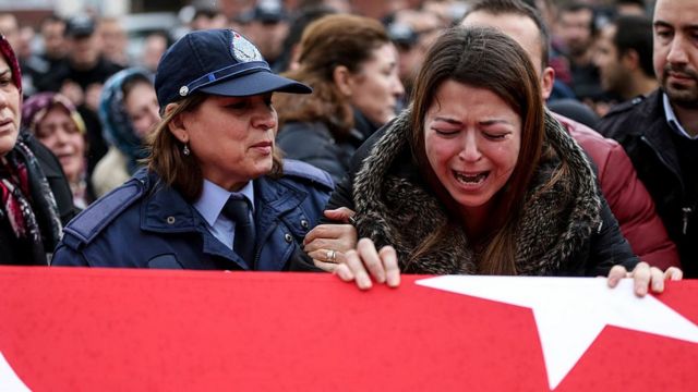 Una mujer llora sobre el féretro de una de las víctimas de los ataques en Turquía.