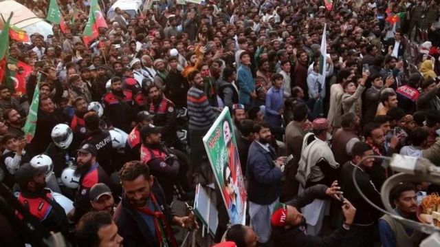 حامیان عمران خان خواهان بازگشت او به نخست‌وزیری هستند و بسیاری ارتش را به سازماندهی سقوط او متهم می کنند