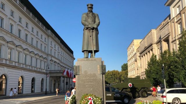 Ảnh tượng đài nguyên soái Józef Piłsudski, người lập nên nền Đệ nhị Cộng hòa Ba Lan năm 1918, người chỉ huy quân đội Ba Lan năm 1920 đập tan Hồng quân Liên Xô ngay cửa ngõ thủ đô Warszawa, chặn đứng tham vọng nhuộm đỏ châu Âu của Lê Nin.