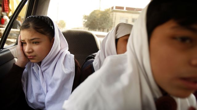 Niñas en un autobús en Afganistán rumbo al colegio