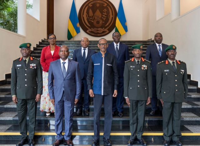 Le Président Kagame pose avec la nouvelle hierarchie militaire