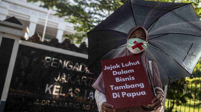 Koalisi Masyarakat Sipil menggelar aksi solidaritas di depan Pengadilan Negeri Jakarta Timur, Jakarta, Senin (03/04)