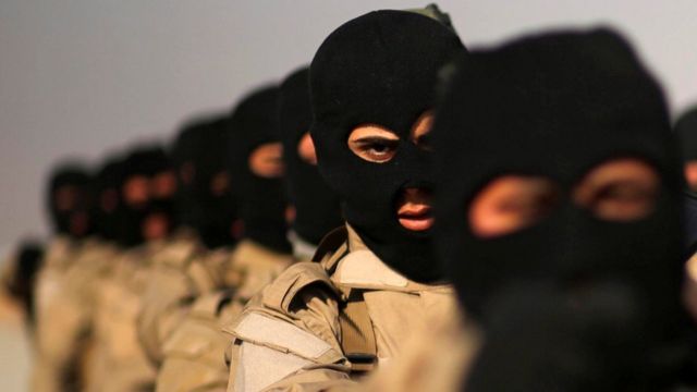 مجموعة من مقاتلي الحشد الشعبي تقوم بتدريبات في ضواحي مخمور قرب الموصل