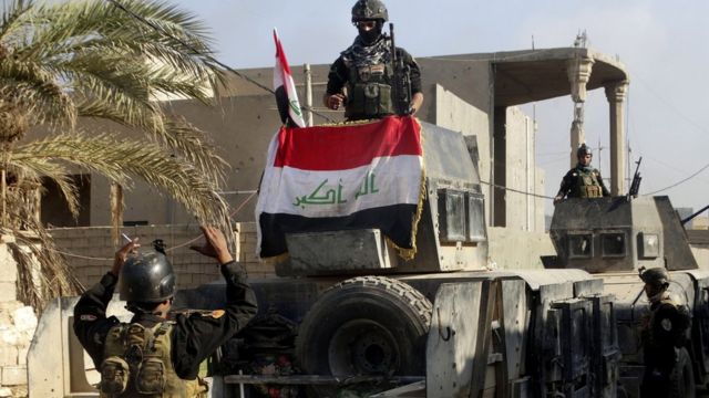 ラマディ市内でイラク国旗を掲げるイラク軍（28日）