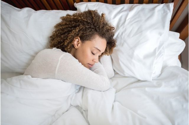 在床上工作不仅会对身体造成损害，还会在你大脑中形成错误概念——使床与睡眠分离。(photo:BBC)