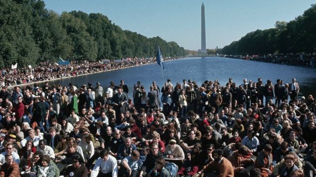 Протестующие на антивоенной демонстрации вокруг бассейна у Вашингтонского монумента в Вашингтоне, округ Колумбия, 21 октября 1967 года.