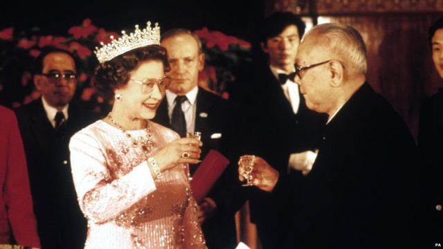 986年10月13日，英国女王伊丽莎白二世访华，在国宴上与时任国家主席李先念举杯庆祝。她是历史上第一位正式到北京国事访问的英国君主。(photo:BBC)