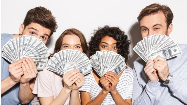 Homens e mulheres escondendo o rosto com notas de dólares