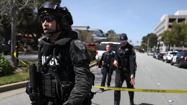 Policía en las afueras de la sede de YouTube en San Bruno, California