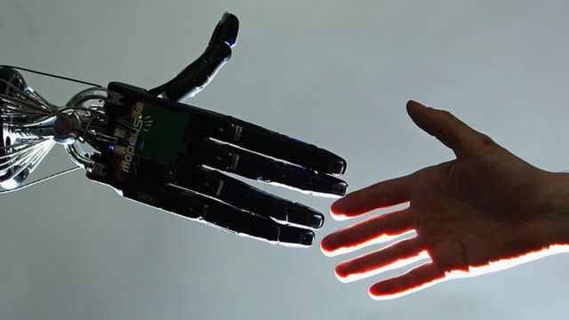 robot ve insan elleri