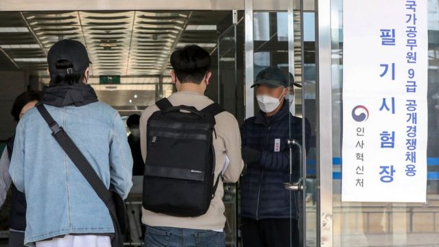 공무원 열풍도 옛말?...7급 공무원 시험 경쟁률 43년 만에 최저 - BBC News 코리아 공무원 열풍도 옛말?...7급 공무원 시험 경쟁률 43년 만에 최저 - Bbc News 코리아