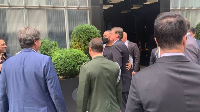 Apoiadores tiram foto com Jair Bolsonaro durante visita do presidente brasileiro aos Estados Unidos