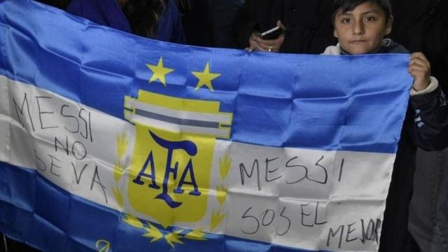 Los argentinos le ruegan a Messi que no abandone la selección nacional.