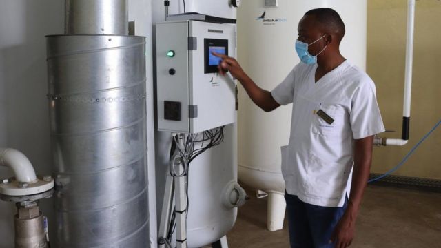 Grycian Mussa, ingénieur médical principal à l'hôpital Kamuzu dans le centre de Lilongwe, décembre 2020