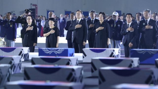 ประธานาธิบดีมุน แจ-อิน ของเกาหลีใต้ ทำความเคารพโลงที่บรรจุศพทหารเกาหลีใต้ที่เสียชีวิตระหว่างสงครามเกาหลี ในพิธีรำลึกครบรอบ 70 ปีสงครามเกาหลี เมื่อ 25 มิ.ย. 2020
