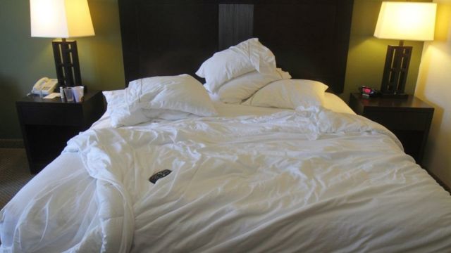 专家建议，至少两周换一次床单。如果你睡觉出汗多，那就一周换一次。(photo:BBC)